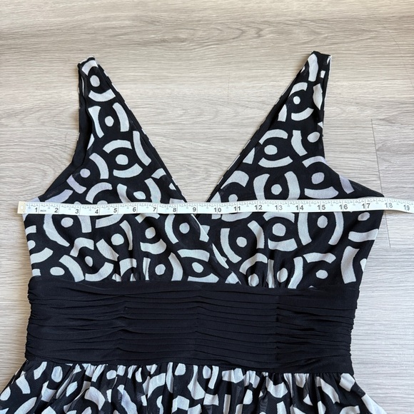 Black White Geometric Print Fit & Flare Dress Size 10 - Picture 7 of 10